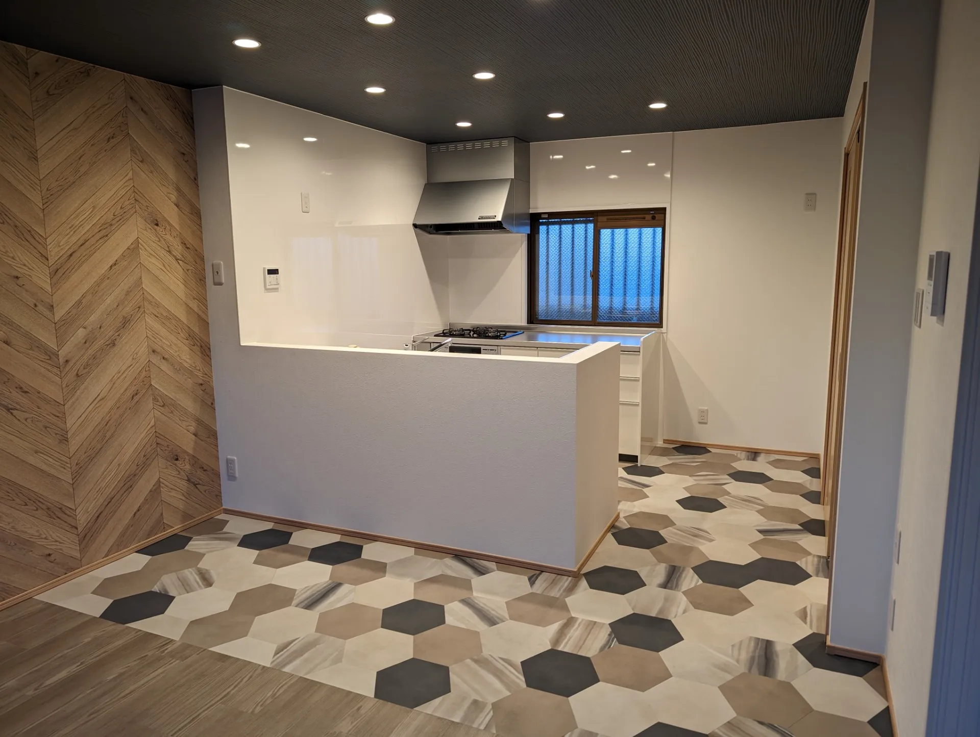 キッチン、床・壁面クロス貼替、照明交換