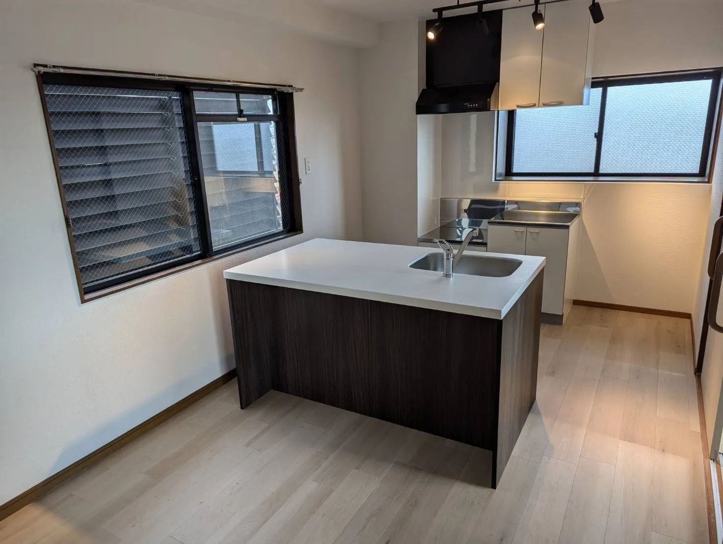 キッチン、床・壁面クロス貼替、照明交換